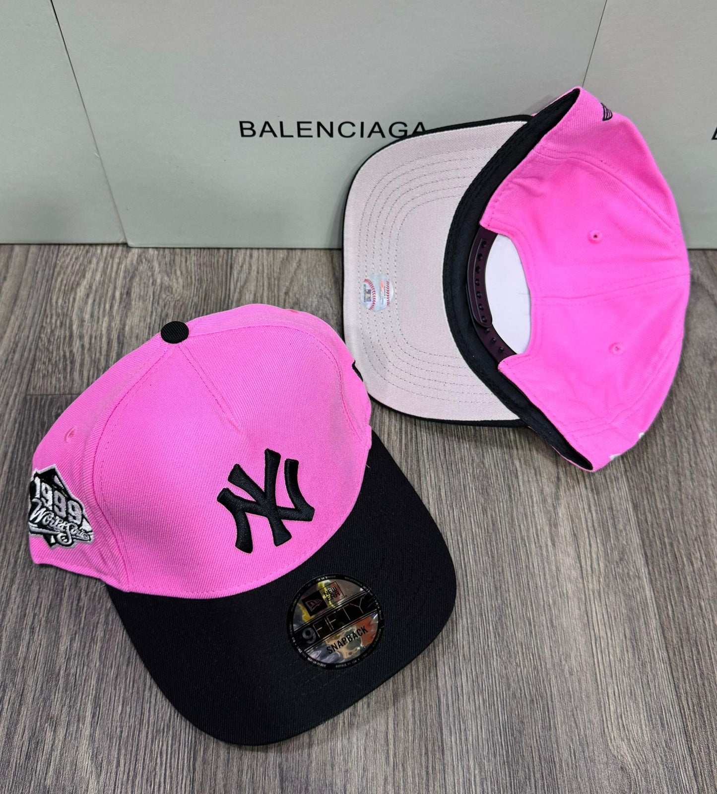Casquette New Era 9FIFTY New York Yankees « Rose Vif & Noir »